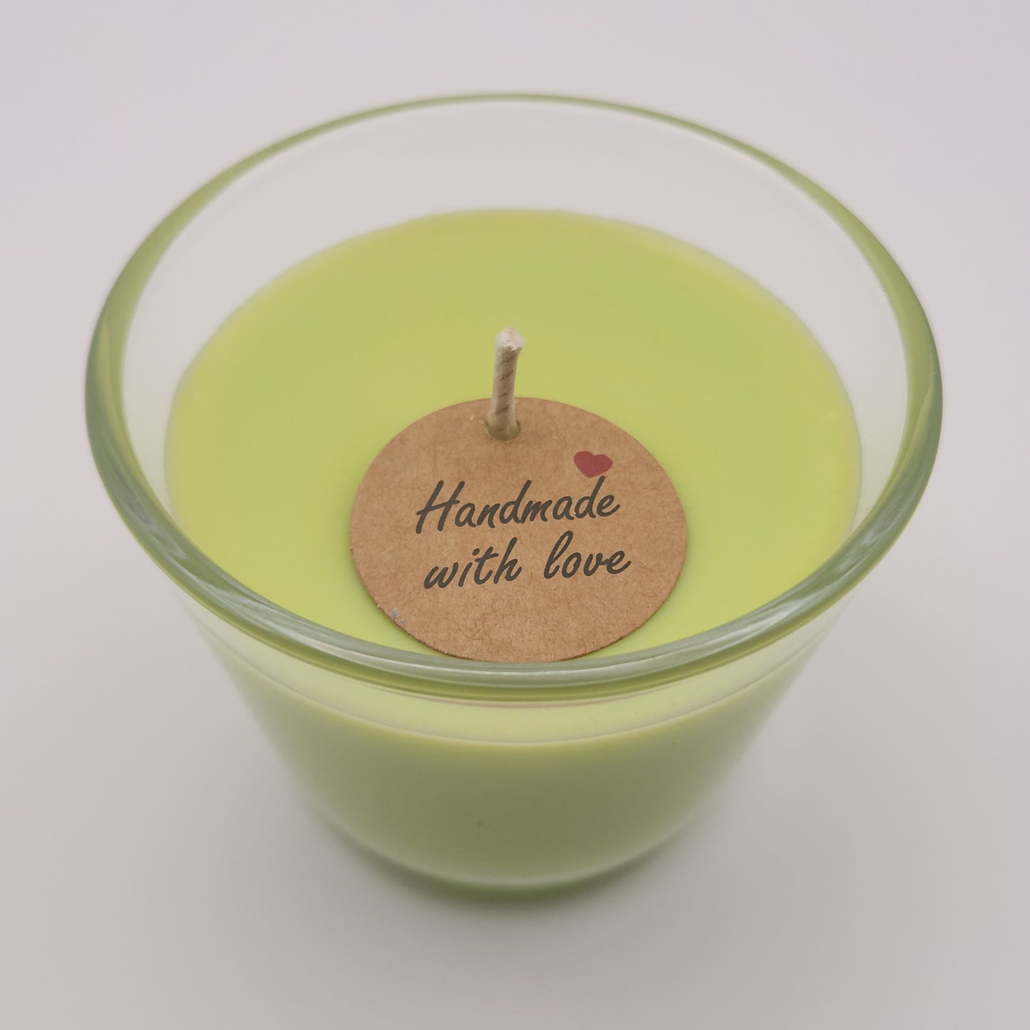 Sojavahast lõhnaküünlad klaasis