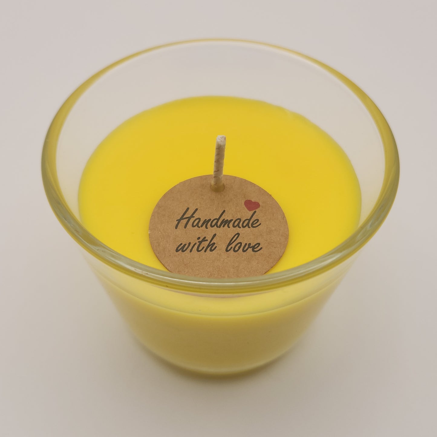 Sojavahast lõhnaküünlad klaasis