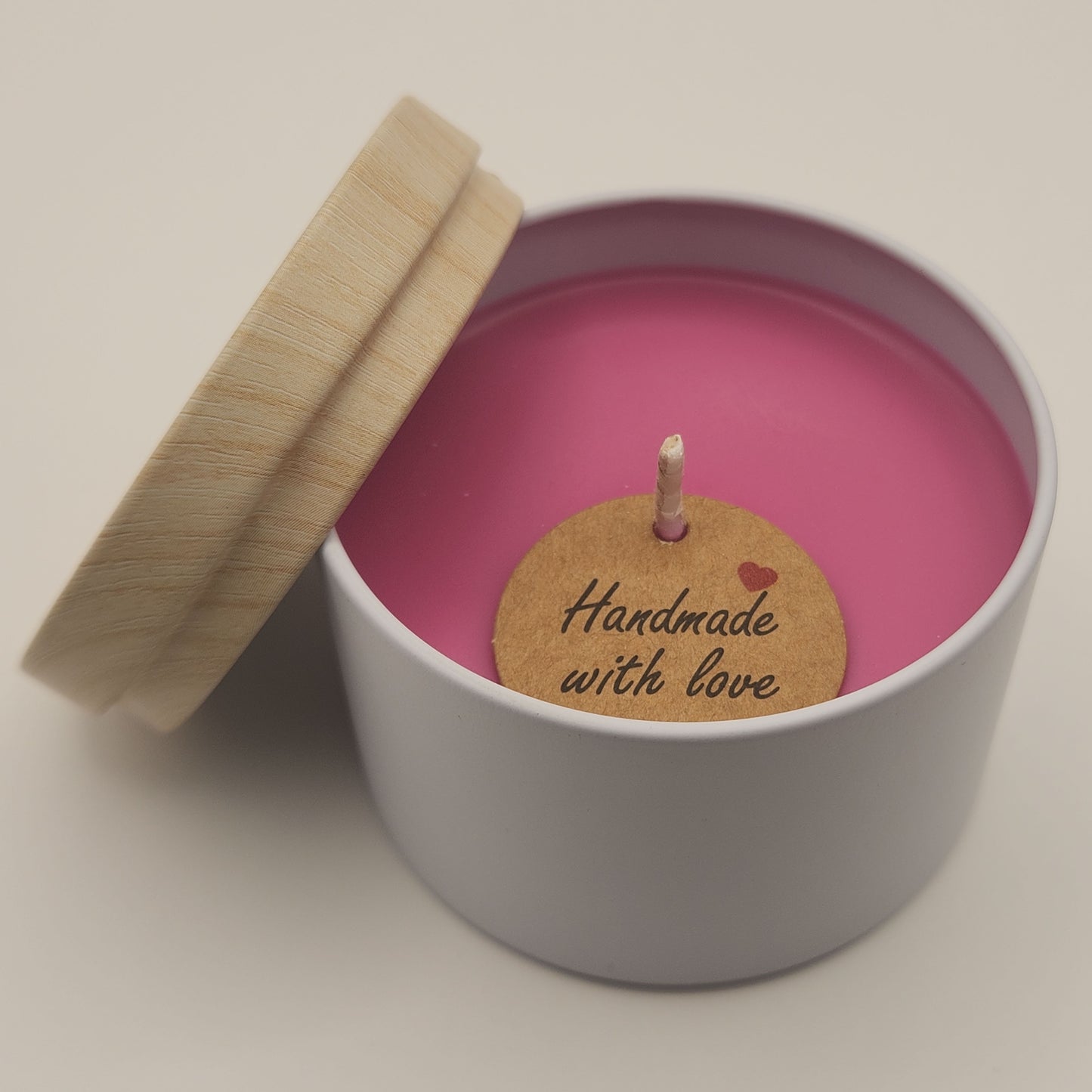 Sojavahast lõhnaküünlad kaanega metalltopsis