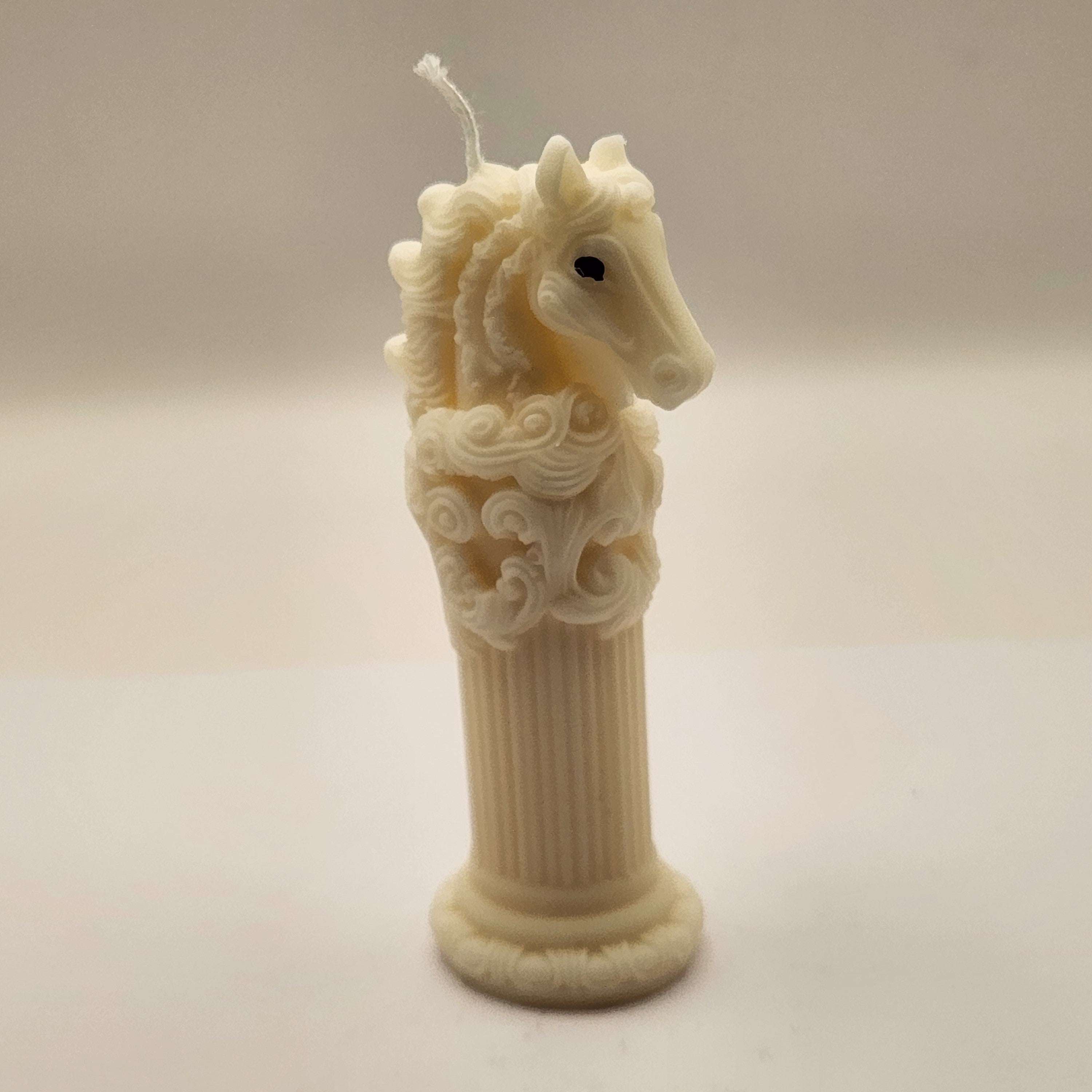 Hobune kõrgemal postamendil