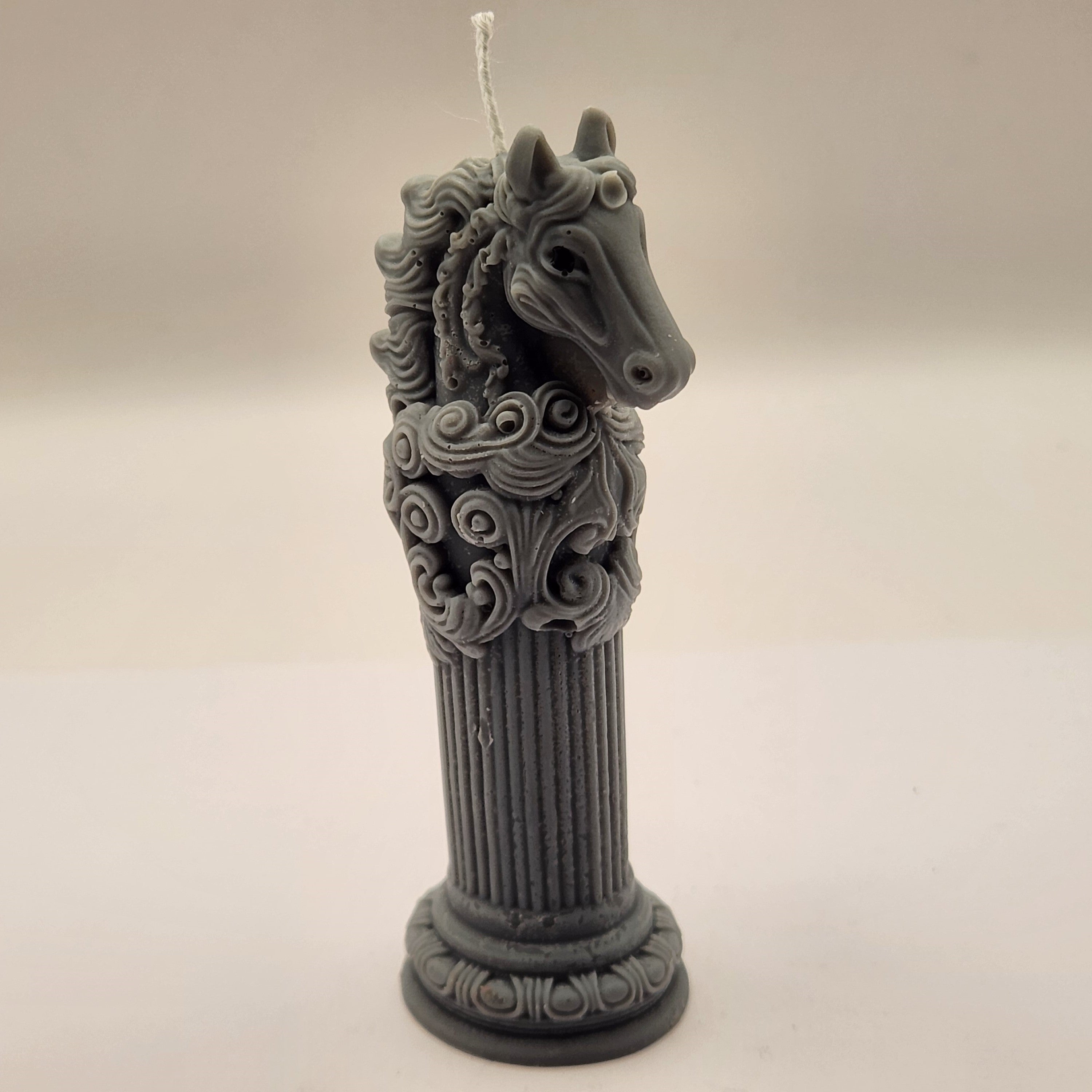 Hobune kõrgemal postamendil