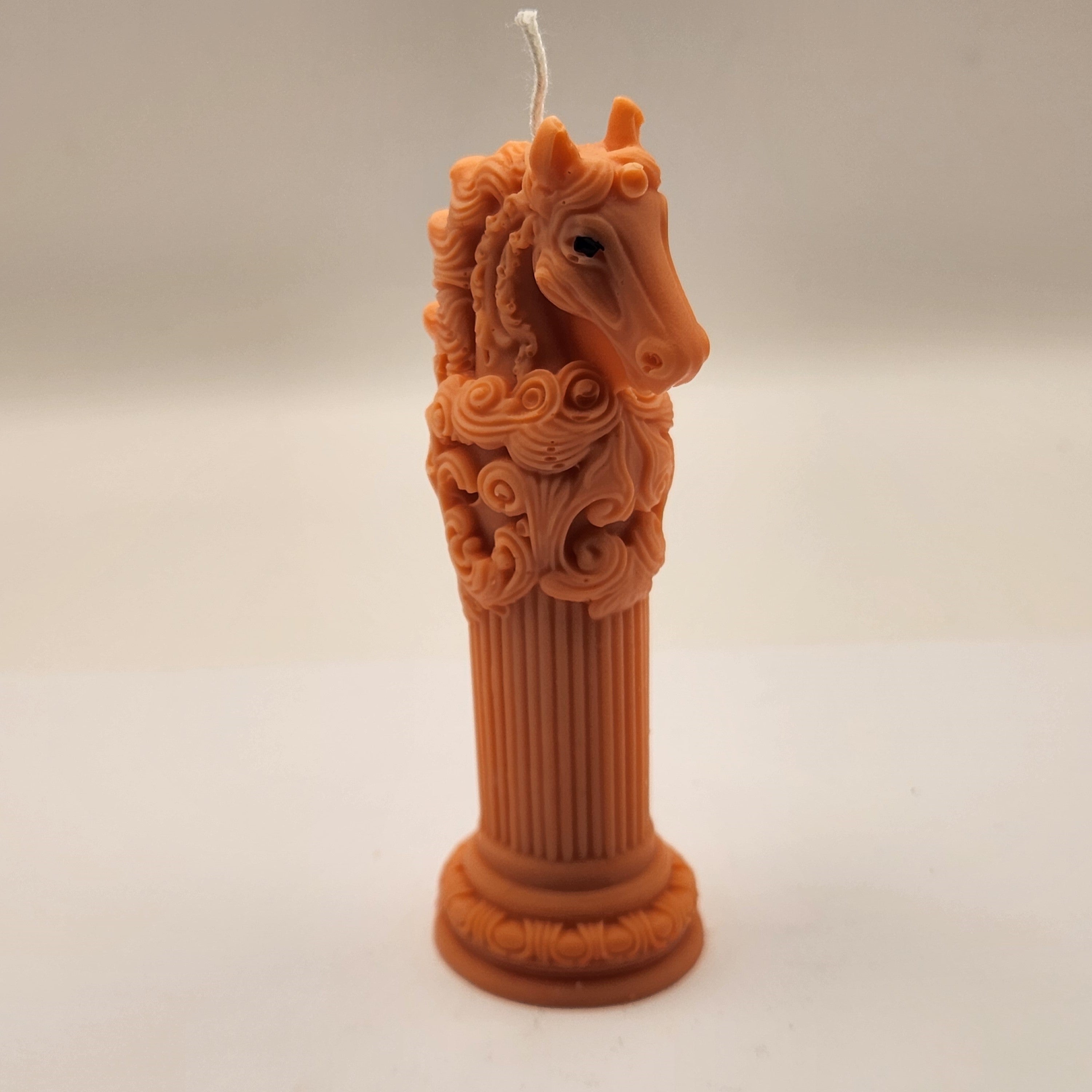 Hobune kõrgemal postamendil