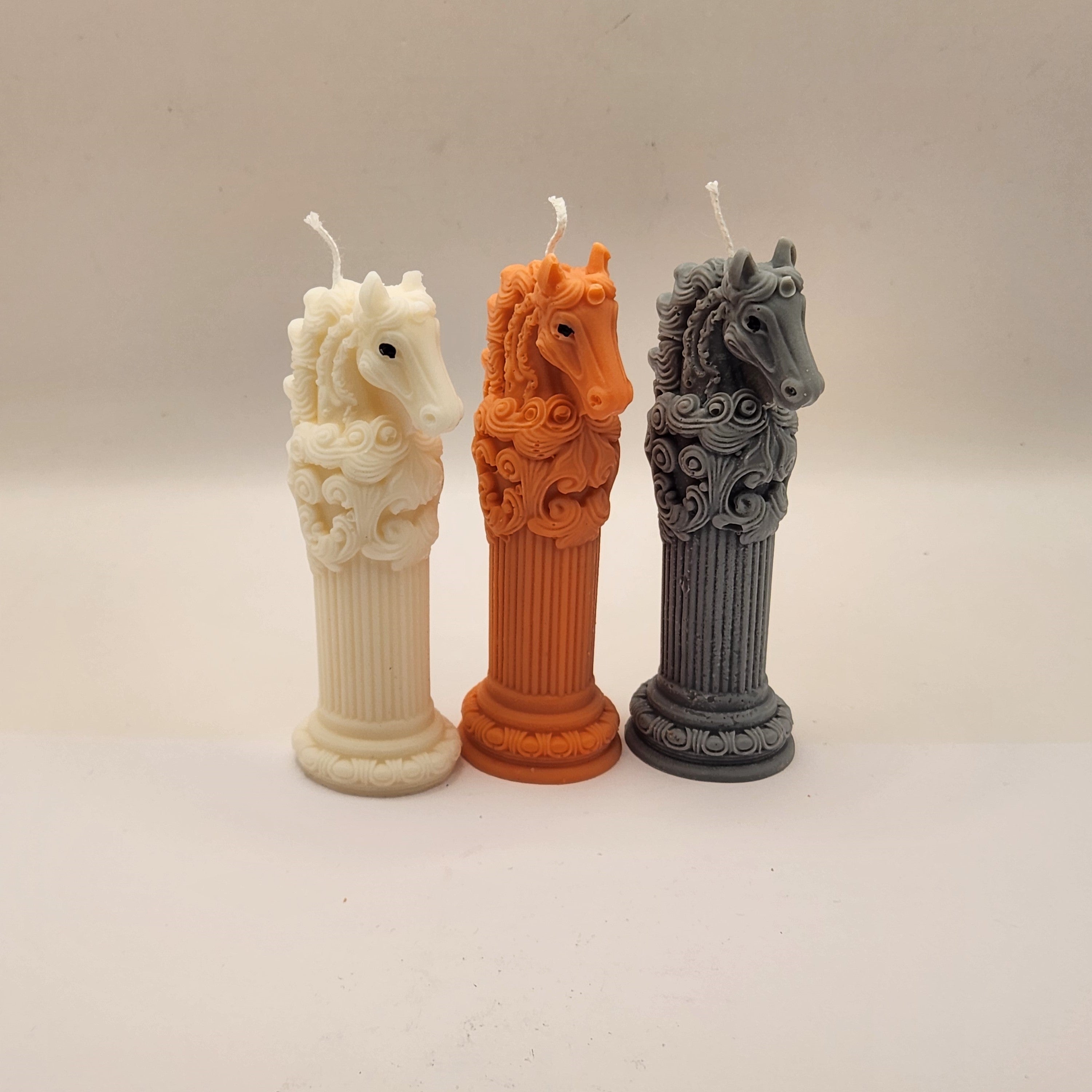 Hobune kõrgemal postamendil