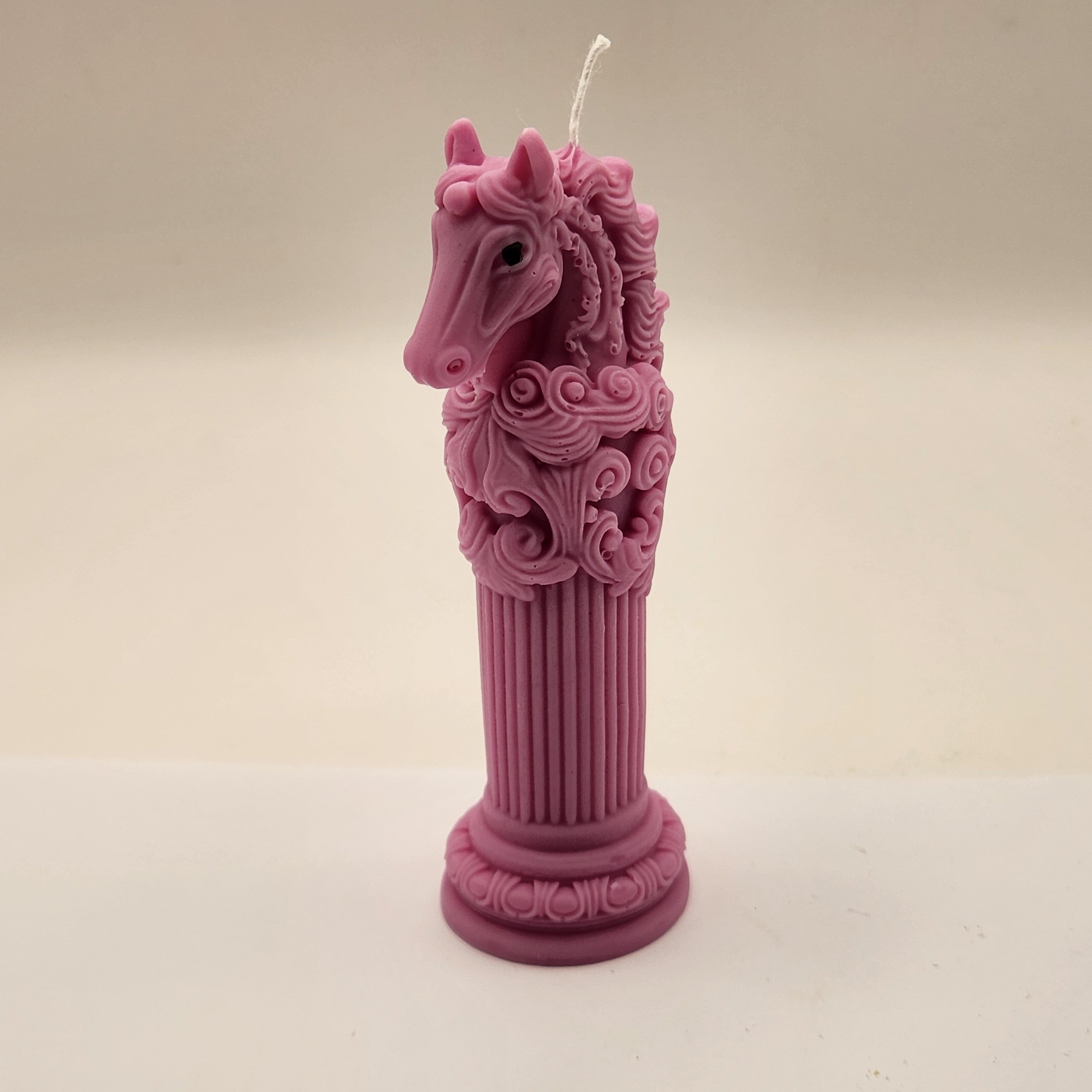 Hobune kõrgemal postamendil