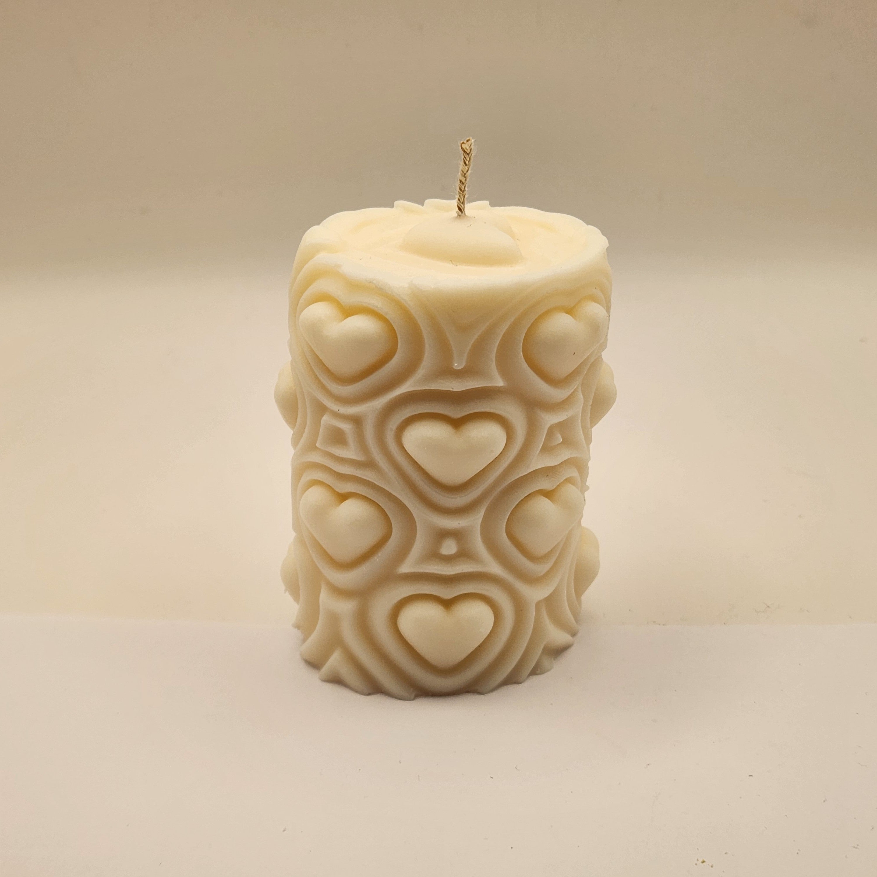 Väike ümmargune reljeefsete südametega