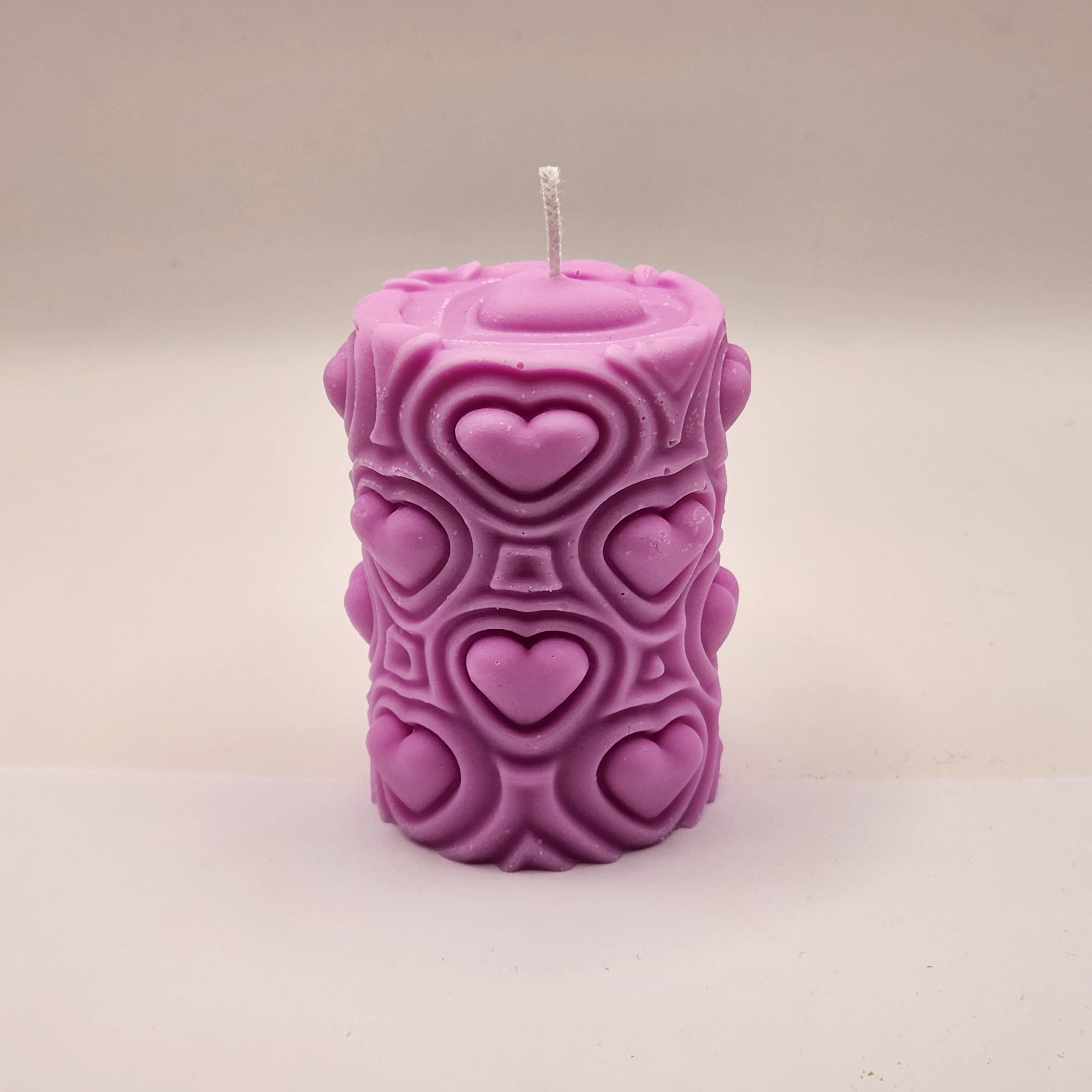 Väike ümmargune reljeefsete südametega