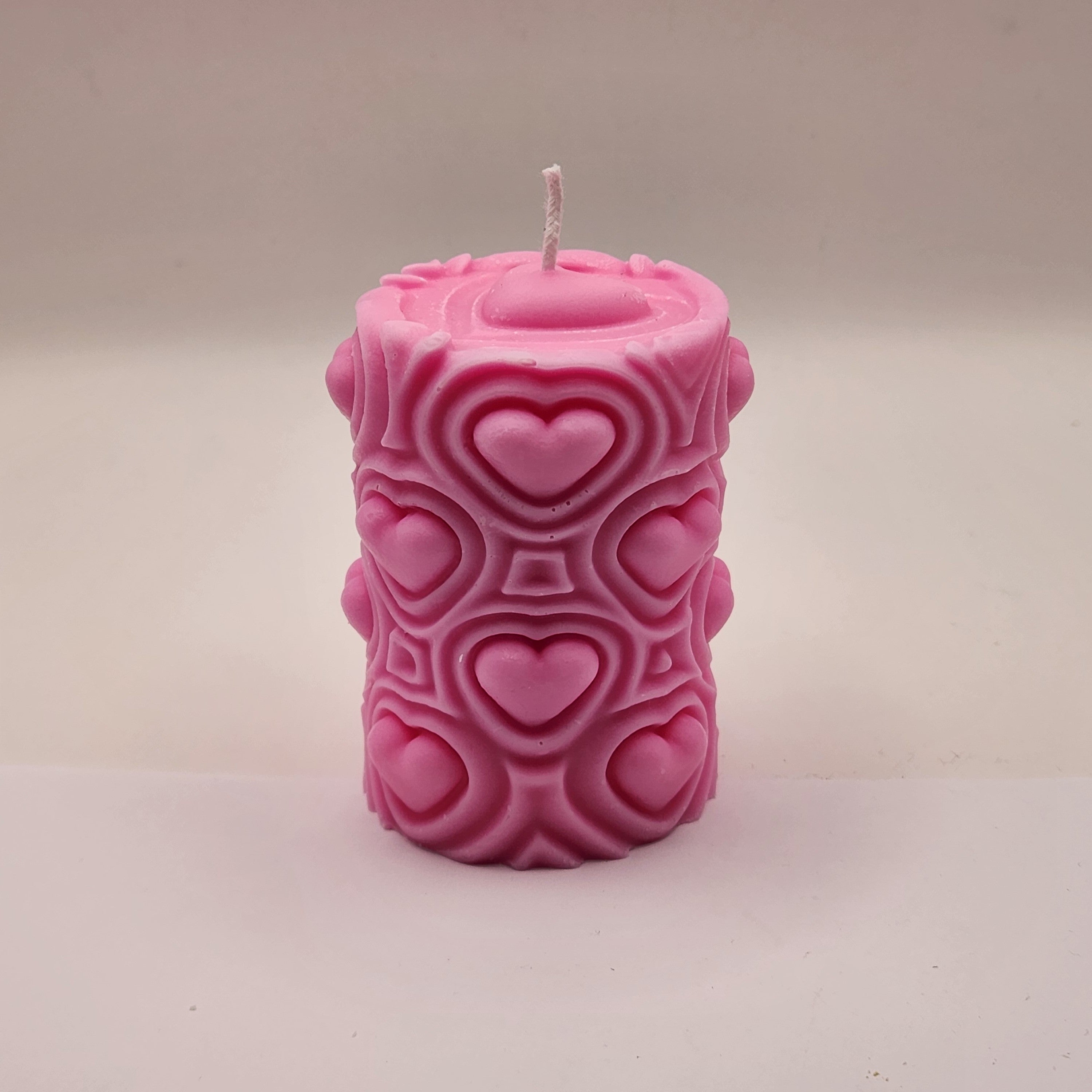 Väike ümmargune reljeefsete südametega