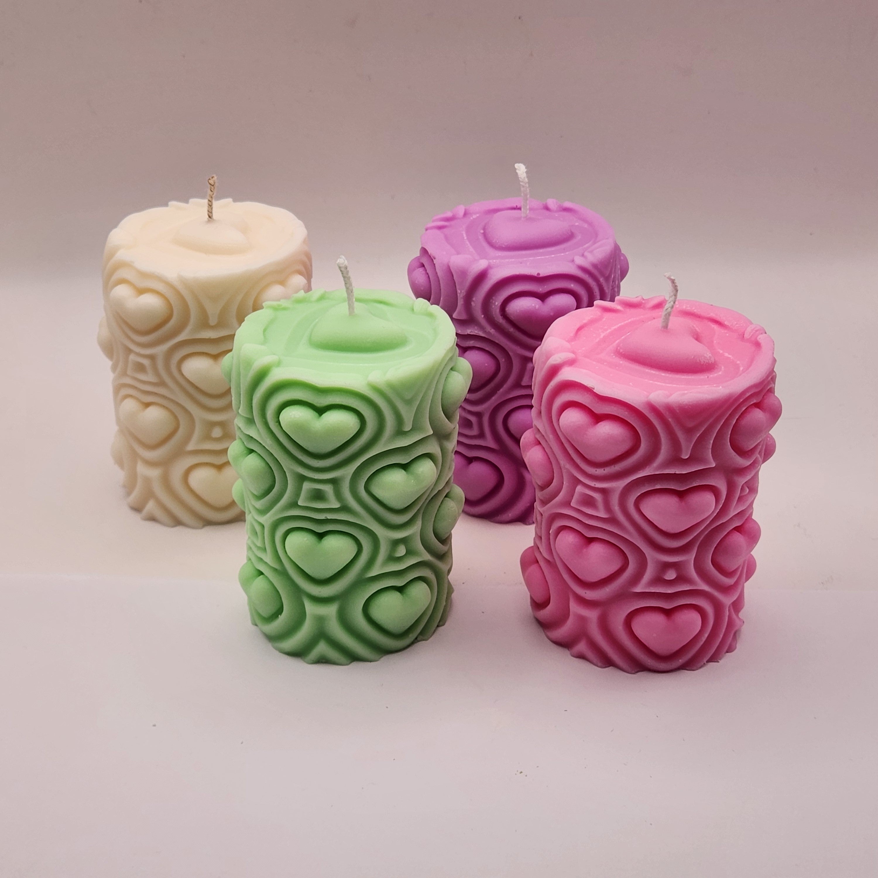 Väike ümmargune reljeefsete südametega