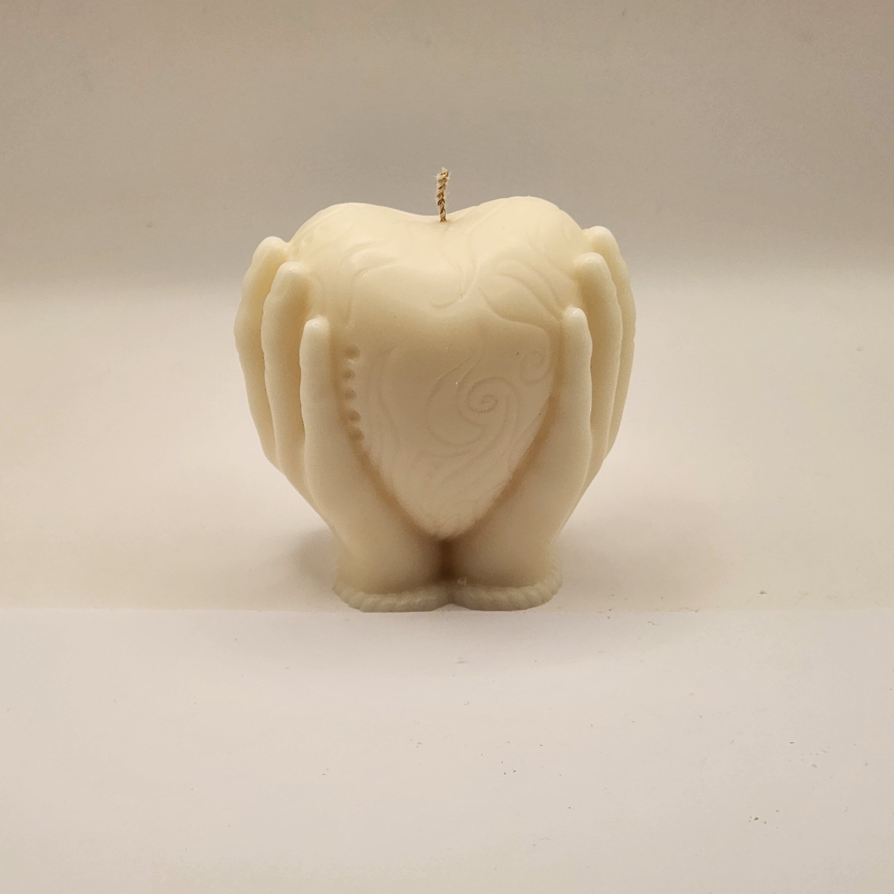 Südant hoidvad käed