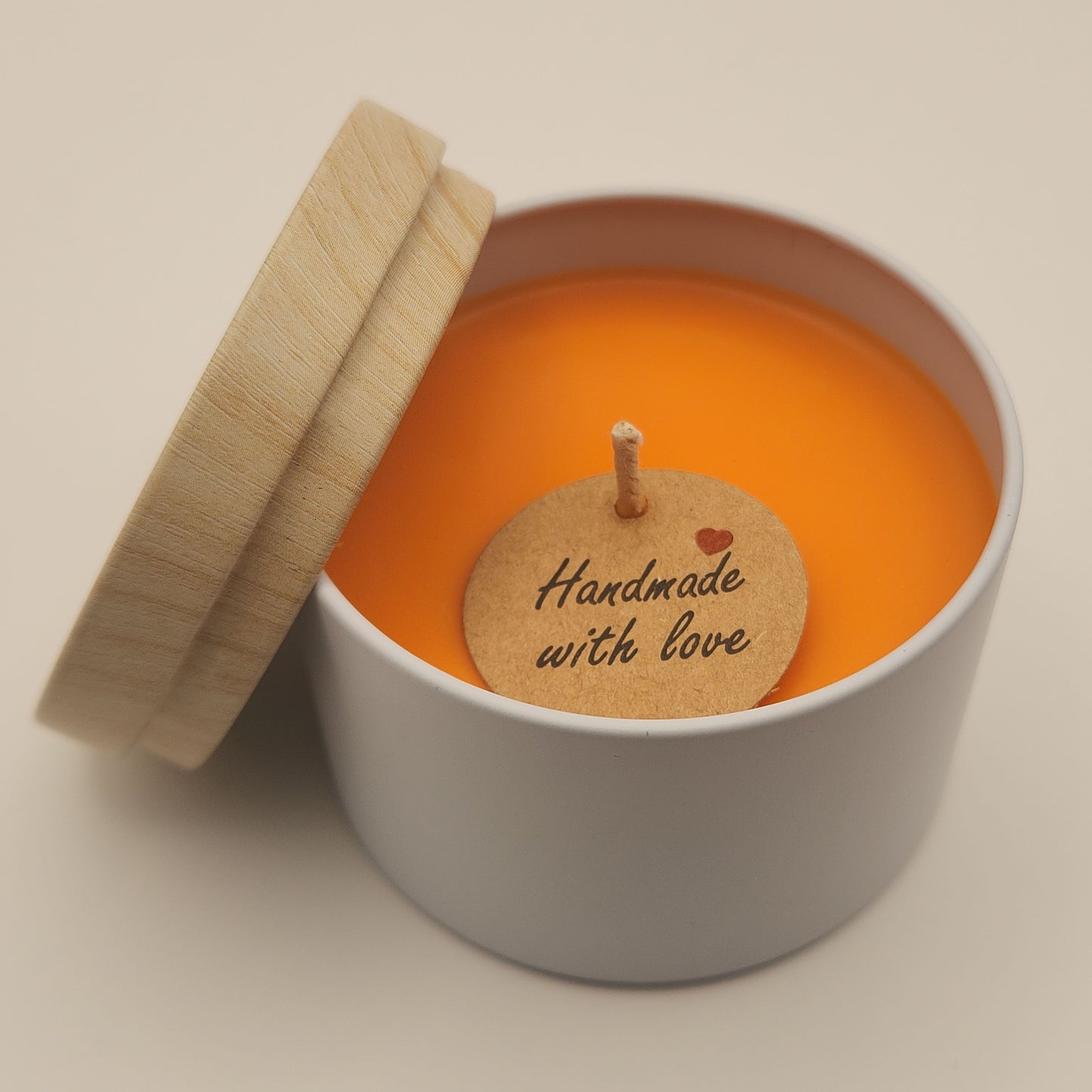 Sojavahast lõhnaküünlad kaanega metalltopsis