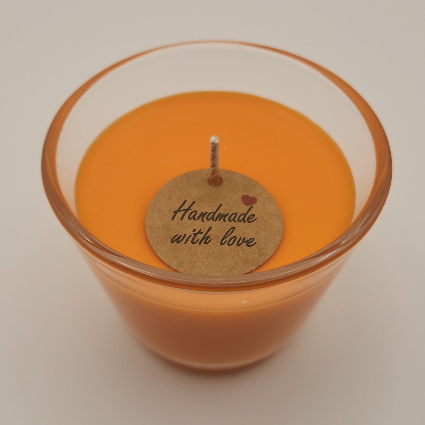 Sojavahast lõhnaküünlad klaasis