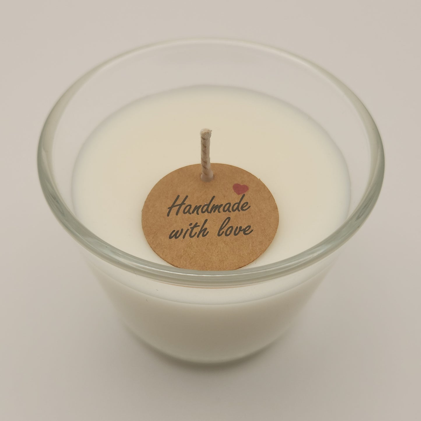 Sojavahast lõhnaküünlad klaasis