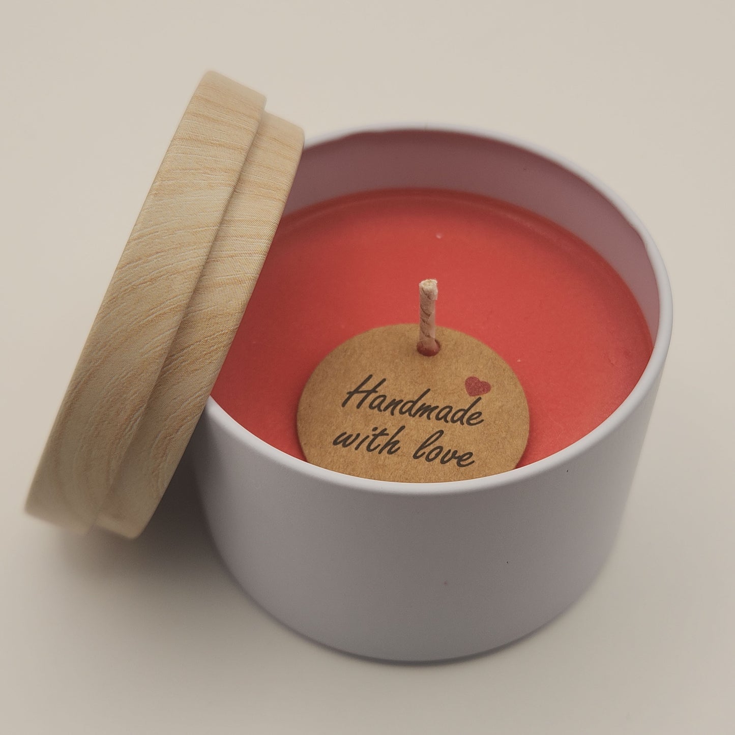 Sojavahast lõhnaküünlad kaanega metalltopsis