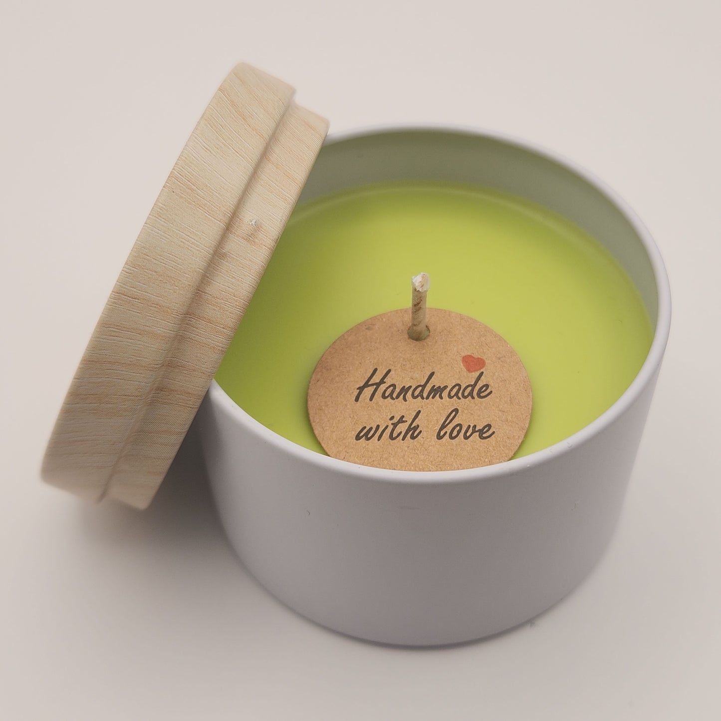 Sojavahast lõhnaküünlad kaanega metalltopsis